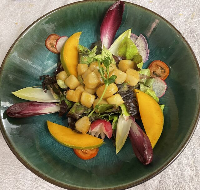 Salade tiède aux pétoncles 