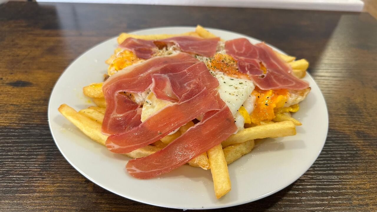 Huevos rotos con jamón o Bacon