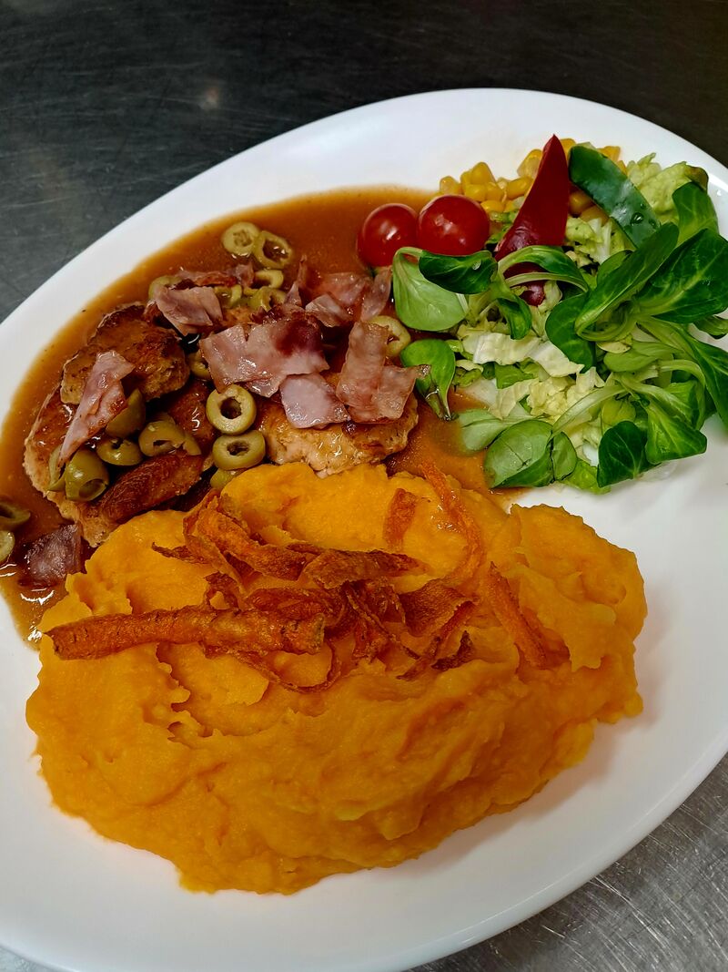 Kuřecí plátek se slaninou a olivami, bramborovobatátové pyré 