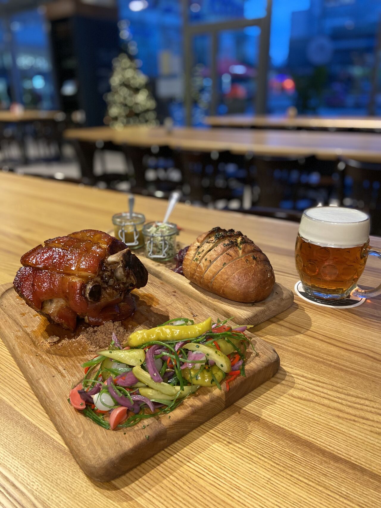 Vepřové koleno s nakládanou zeleninou, kváskový chléb 