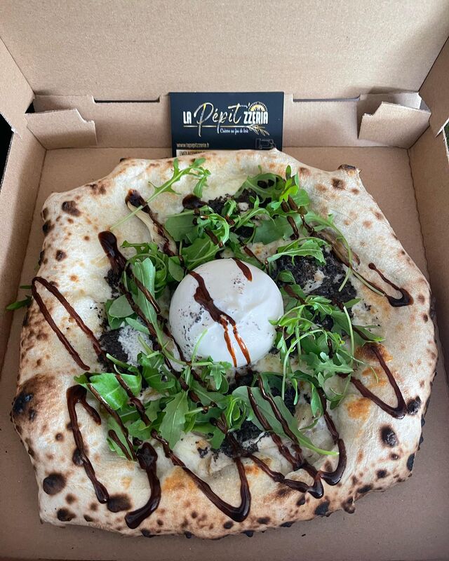 La pizza signature : La pépite base crème et tapenade de truffes .. 