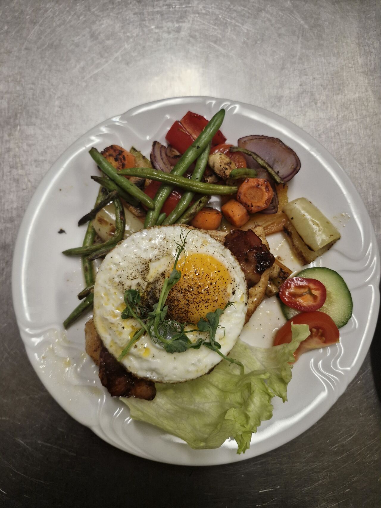 Grilovaná prsa se slaninou a volským okem a grilovaná zelenina