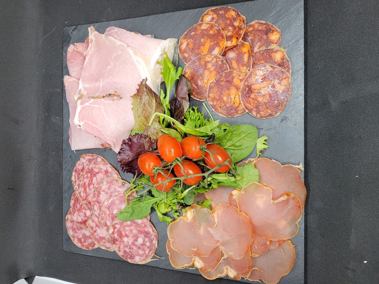 Notre planche IBERIQUE, avec Lomo réserva, Saucisson Bellota, Chorizo Bellota et Jambon cuit à la truffe d'été