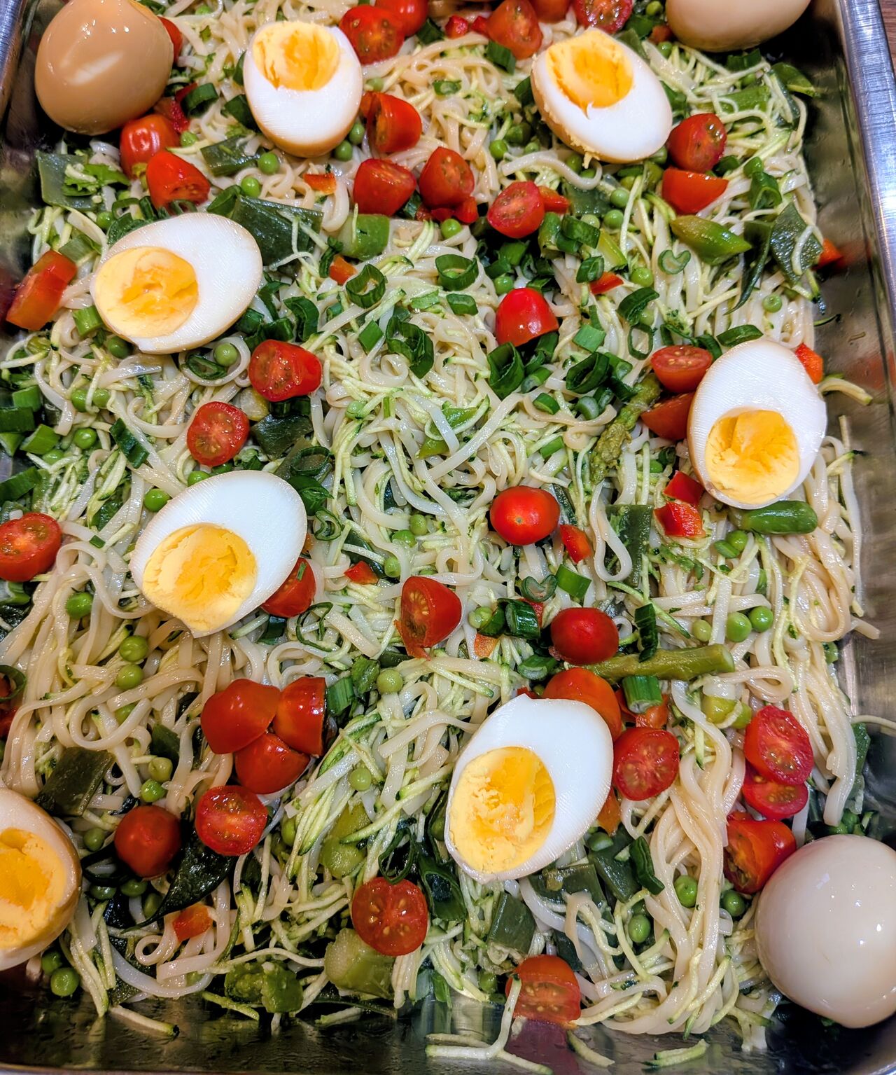 Le mercredi Salade aux légumes, canard ou poulet et oeuf mariné au soja 9.50€ à emporter