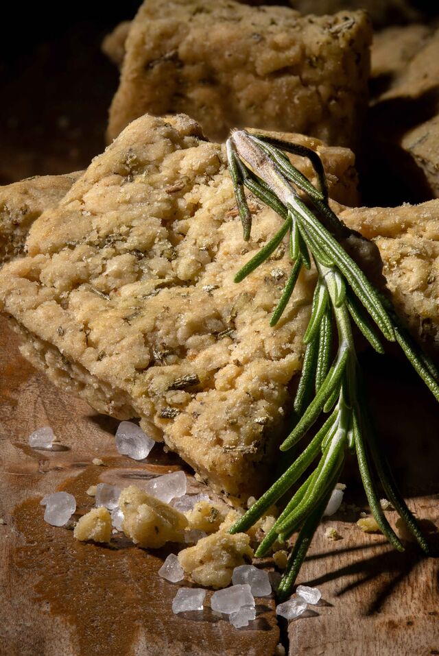 Biscuits salés au romarin :
Farine de blé, vin blanc, huile de tournesol, romarin frais de chez nous (Peille), levure, sel.