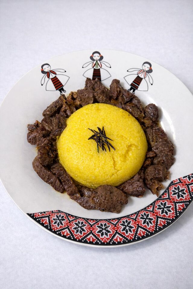 Pastrama de oaie cu mamaliguta - 45 lei