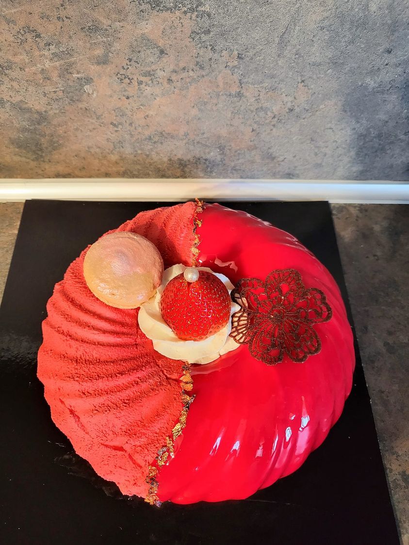 Gâteau couronne (duo glaçage miroir et velours) 