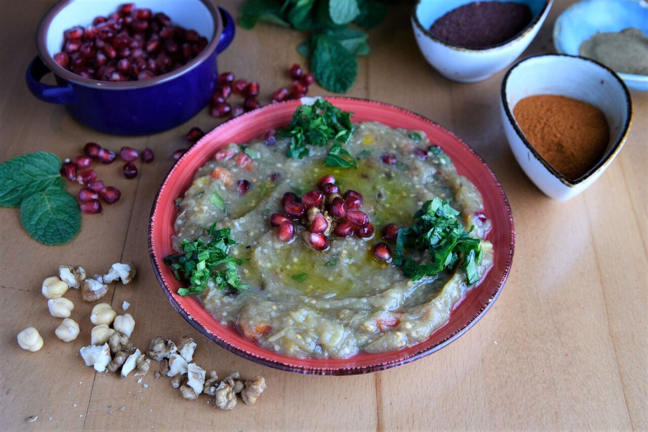 Baba ghannouge geröstete Aubergine, Paprika, Petersilie, Tomate, Granatapfelsirup, Walnuss und Olivenöl
