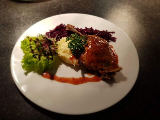 Kaczka comfi- charakteryzuje się ogromną soczystością dzięki pieczeniu w niskiej temperaturze prze z długi czas.