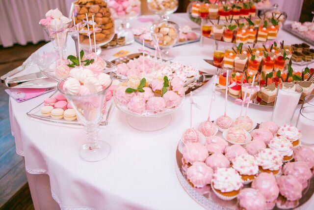 Приймаємо замовлення на неймовірно смачні десерти.