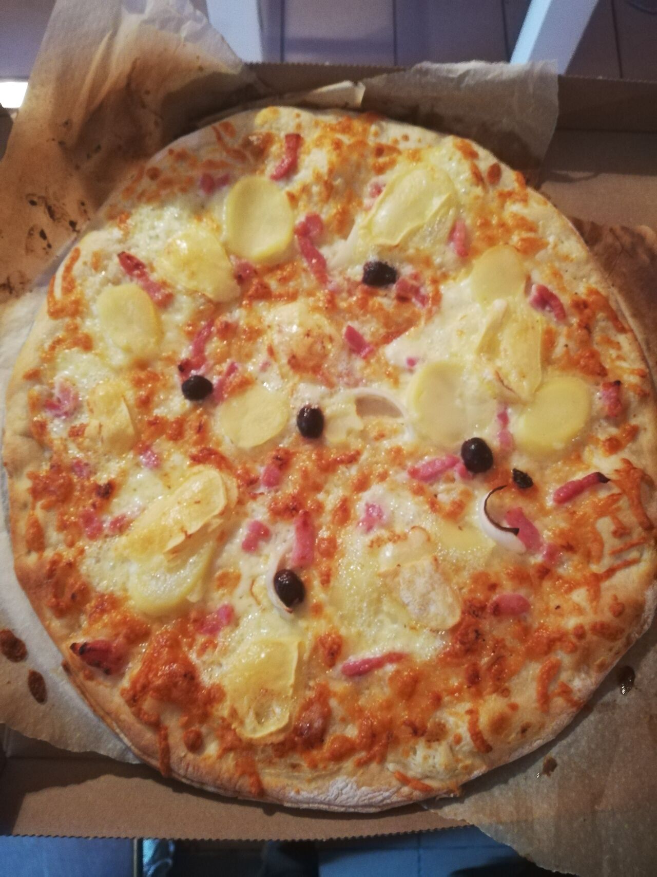 Pizza Tartiflette : base crème, pomme de terre, lardon, reblechon, gruyère râpé, olive.
Prix: 10. 50 euros 