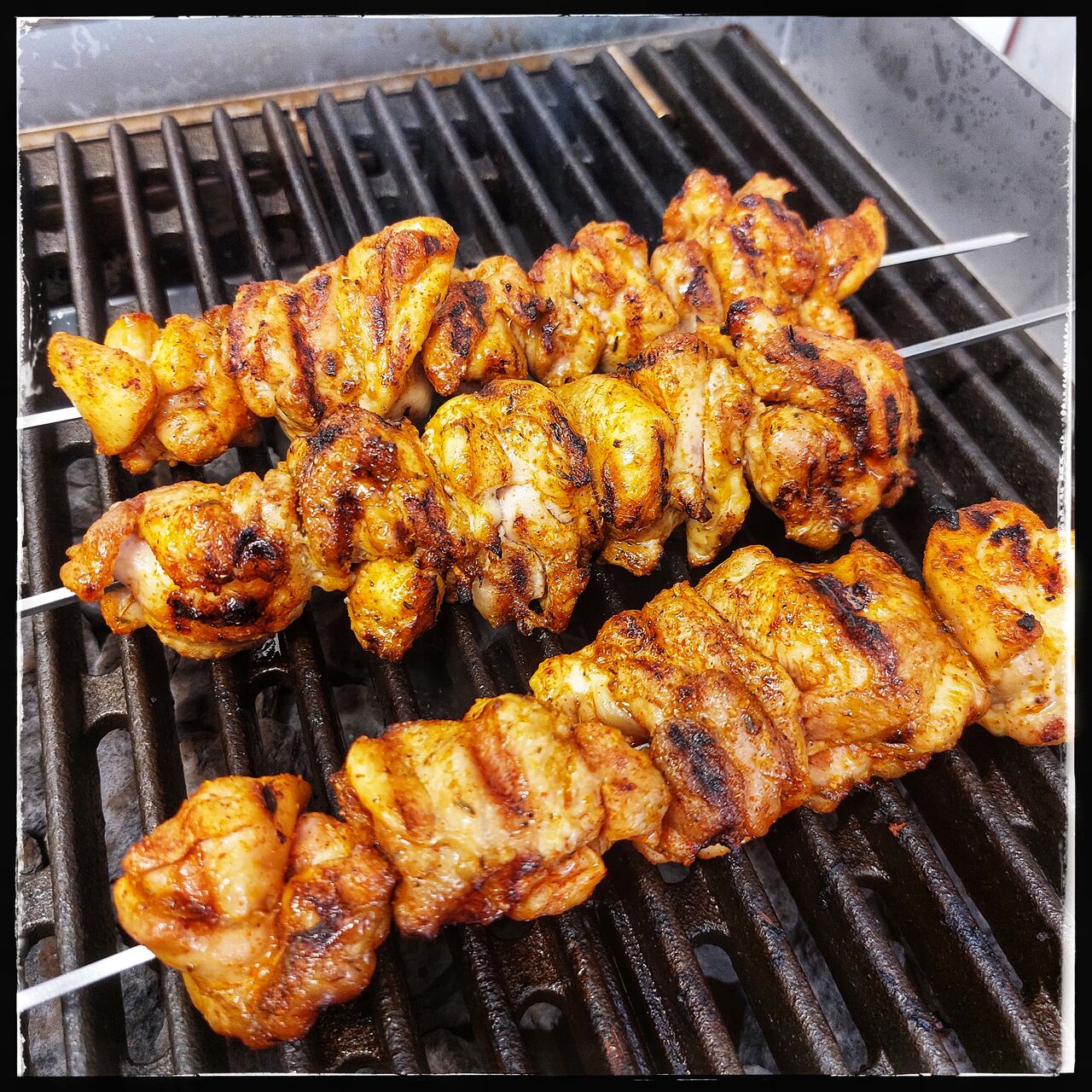 Brochettes de poulet grillé aux épices maison