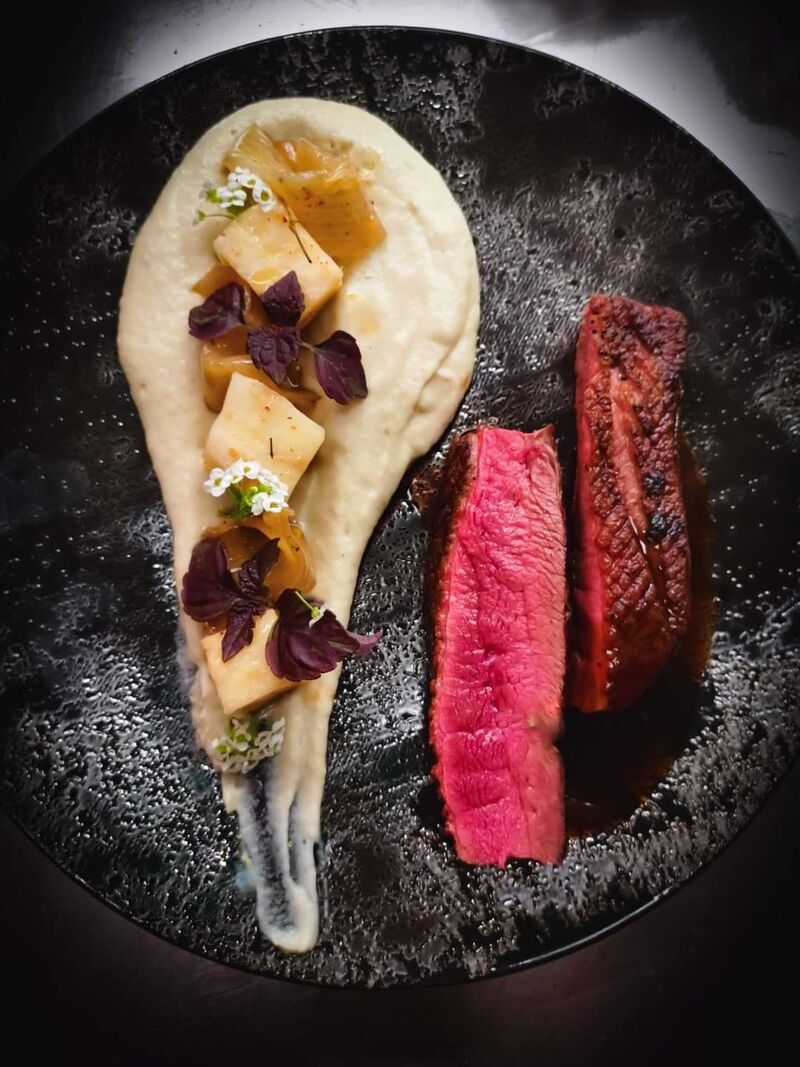 Magret de canard, mousseline et confit de celeri , oignon de Trebons