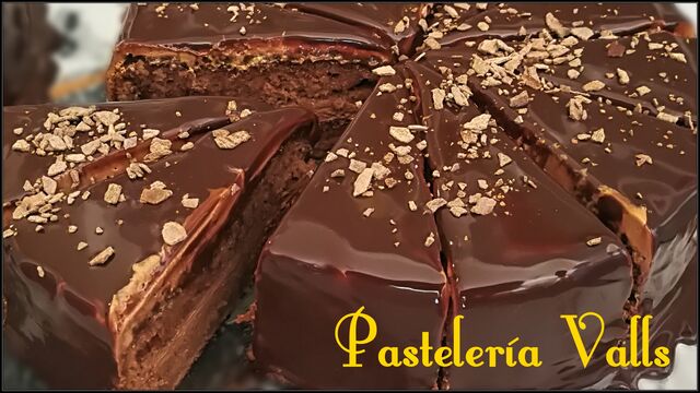 Ración Tarta de Chocolate.
Bizcocho de Chocolate relleno de Crema de Cacao y Chocolate con un baño de cobertura de Chocolate.
