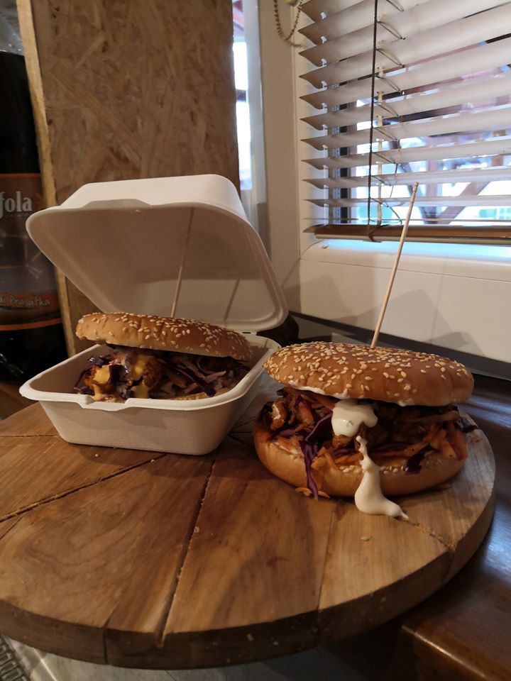 BURGER s trhaným masem