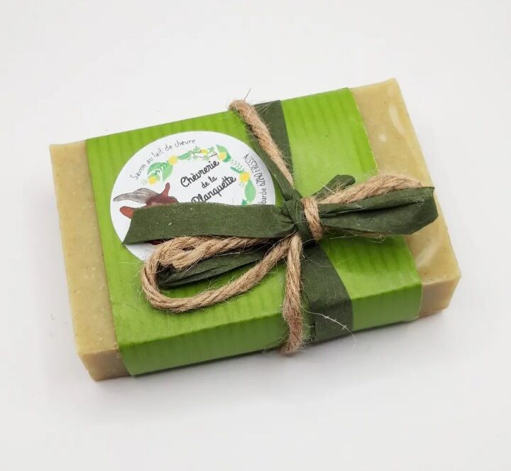 Lait contre les problèmes de peau : ortie et herbes coupées