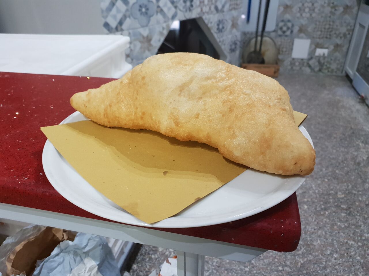 La pizza fritta ripiena di ricotta, pomodororo, provola, cicoli e pepe