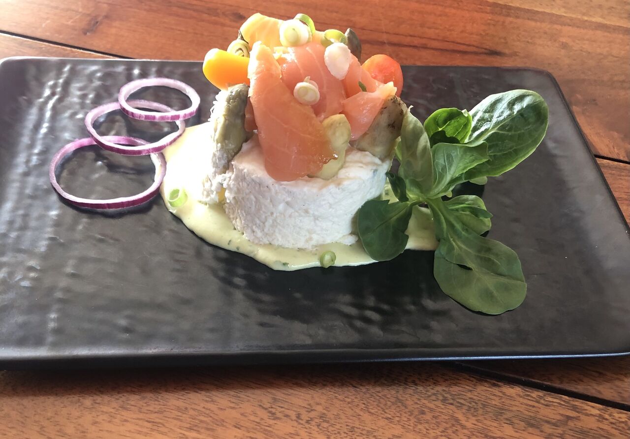 Charlotte d'asperge et saumon fumé, sauce mousseline à l'ail des ours