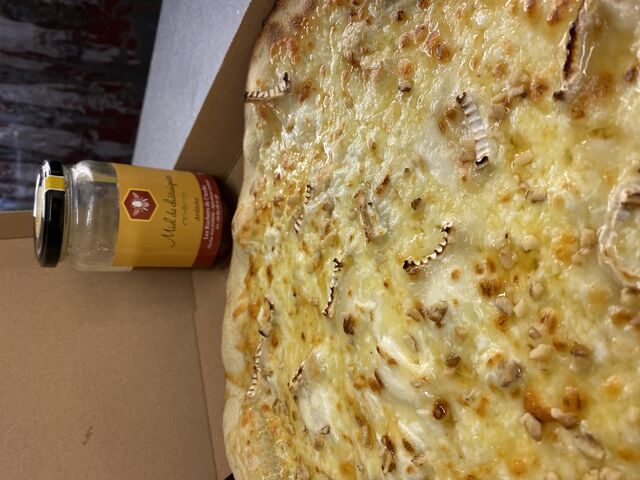 Une classique!! LA CHÈVRE MIEL
Avec ou sans noix
Chèvre, miel et noix de producteurs locaux