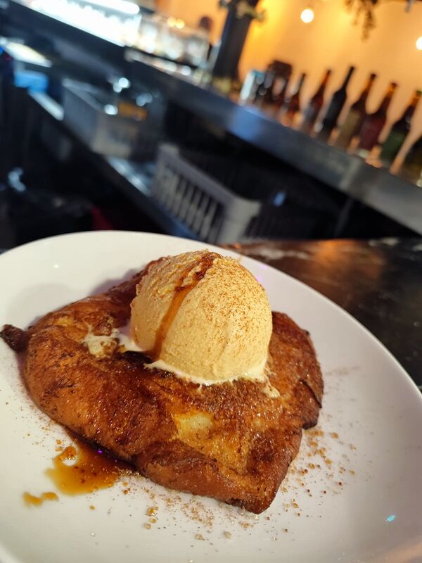 Torrija de pan Brioche caramelizado y helado de vainilla .