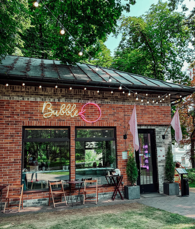Кафе Bubble-це сімейний,молодіжний,затишний будиночок в самому центрі Києва - в парку Тараса Шевченка. 