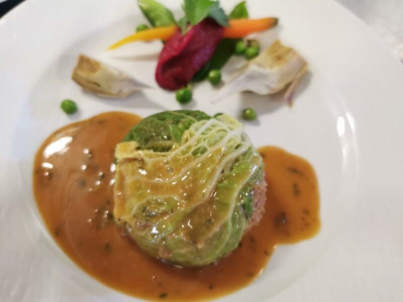 Epaule d'agneau confit, pommes de terre ratte et petit artichaut