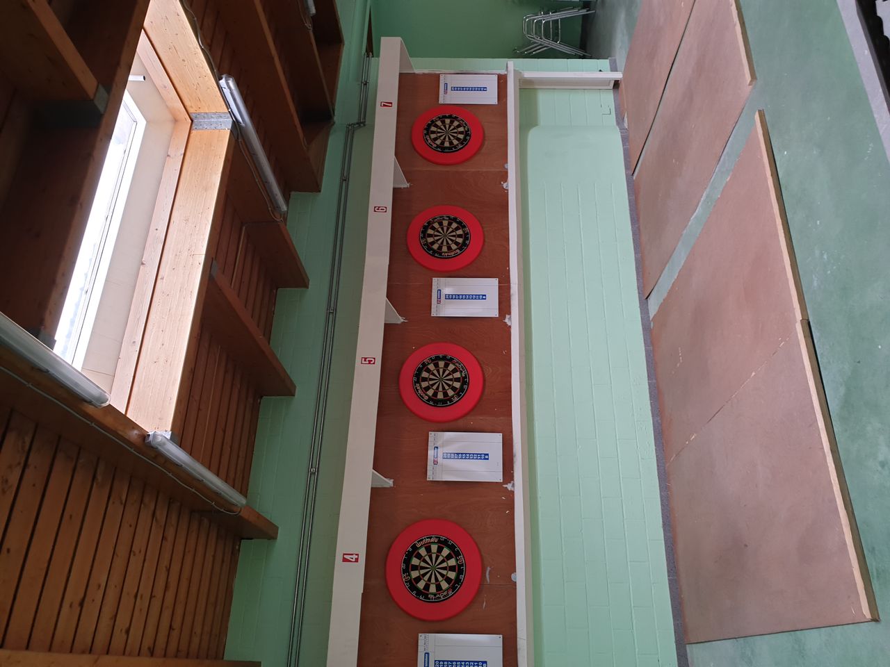 6 dartsborden in de zaal