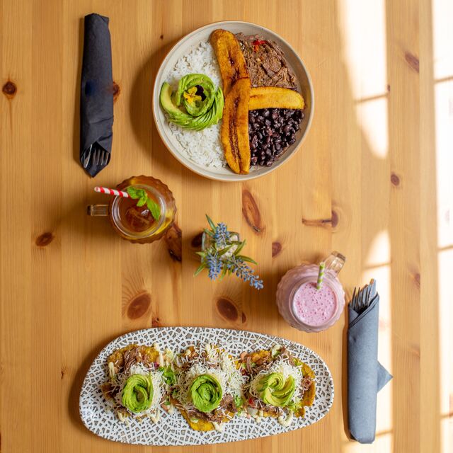 Pabellón criollo y Patacones de ternera