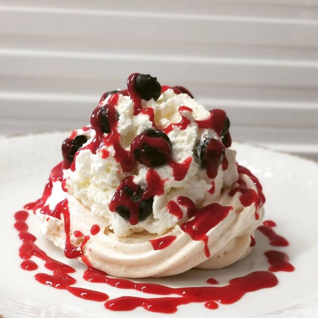 Pavlova maison aux myrtilles fraîches et sorbet myrtilles.