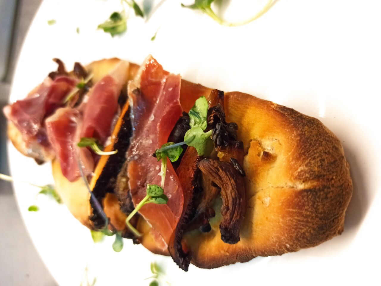 Coca casera de setas de temporada y Jamón Ibérico