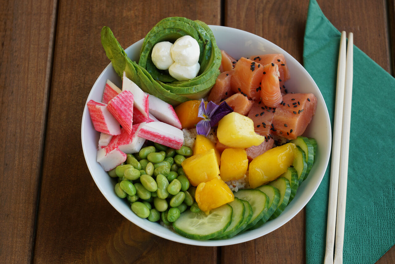 Nordic Style : Poke Bowl met zalm, avocado, edamame, komkommer, mango, surimi, kaas en saus