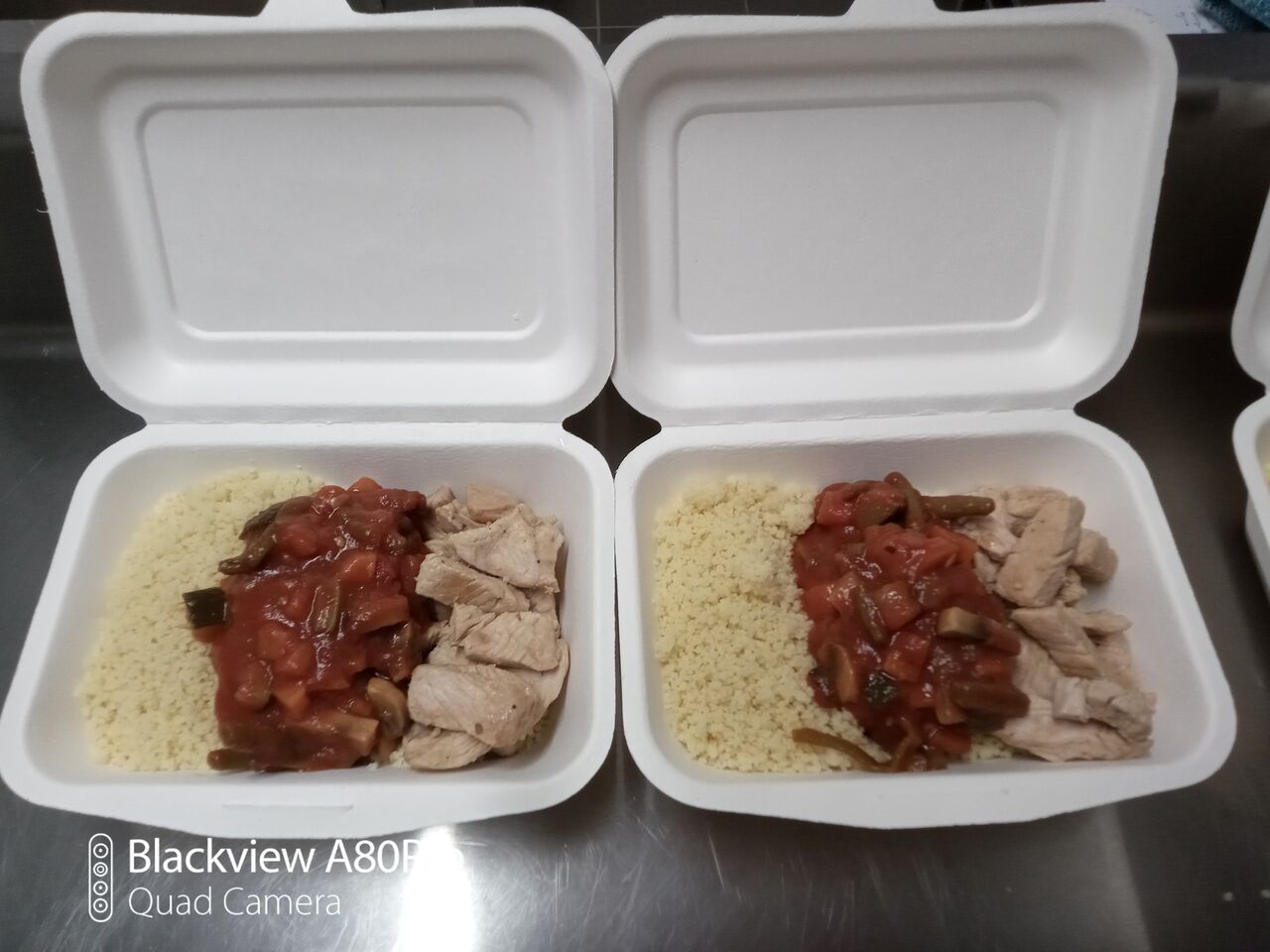 Emincé de poulet aux petits légumes à la tomate et semoule.
