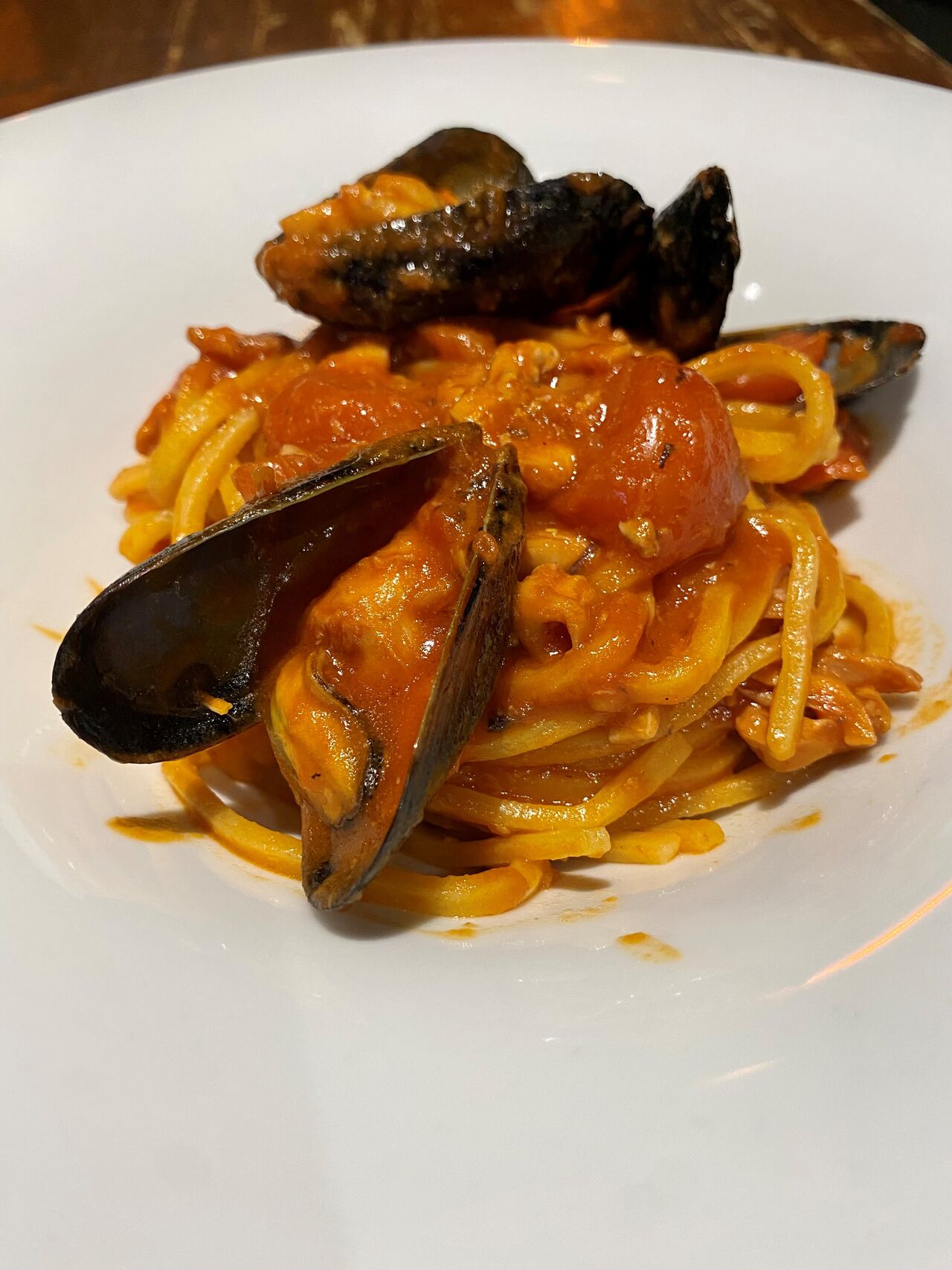 Primi: Tonnarello al Ragù di Mare, pomodorino Cherry, erba cipollina e olio di Habanero