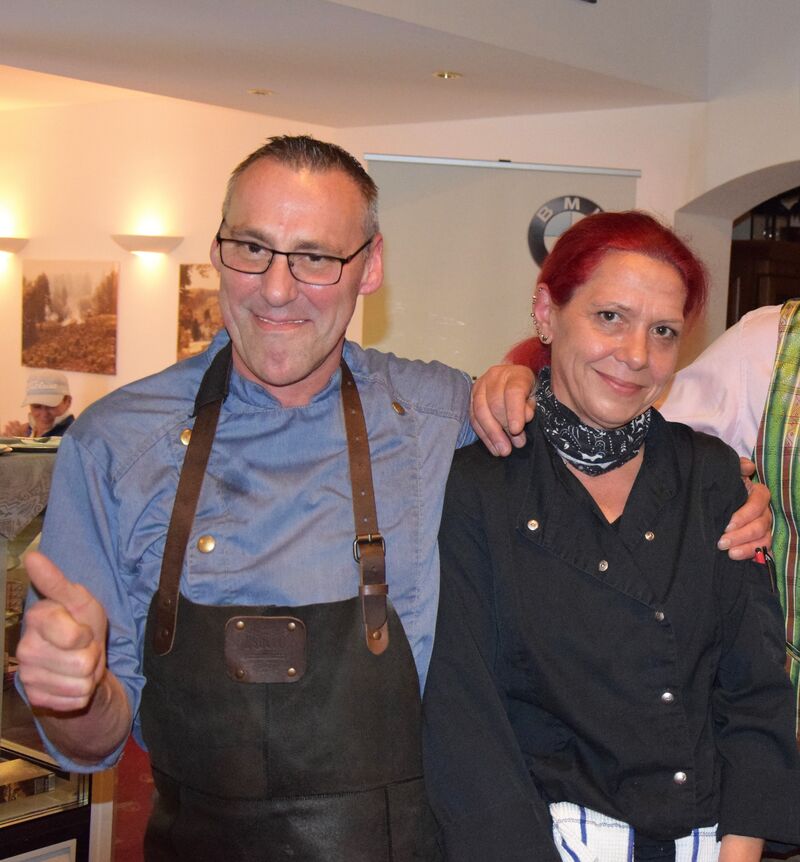 Energiegeladen und mit neuen Gerichten starten wir in eine neue Saison und freuen uns auf Ihren Besuch. Manu und Jürgen!