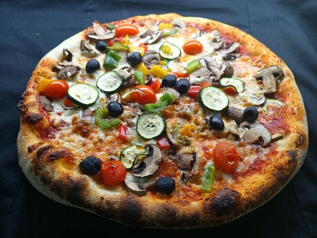 LA VEGETARIENNE: Mozzarella, champgnons, courgettes, tomates cerises, oignons, olives 13.50€