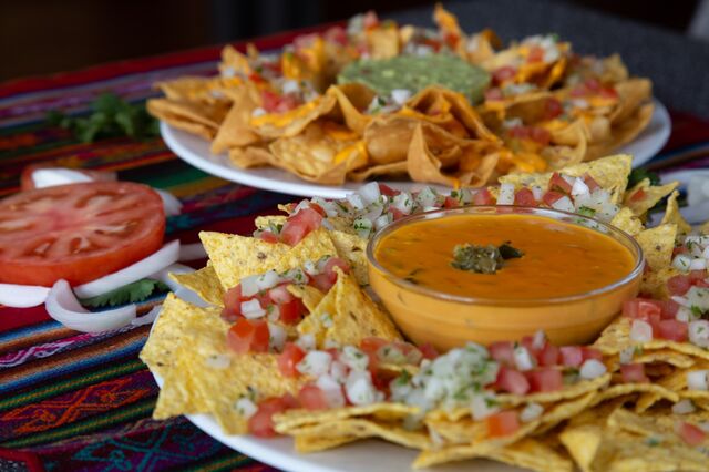 Nachos con queso y pico de gallo 
