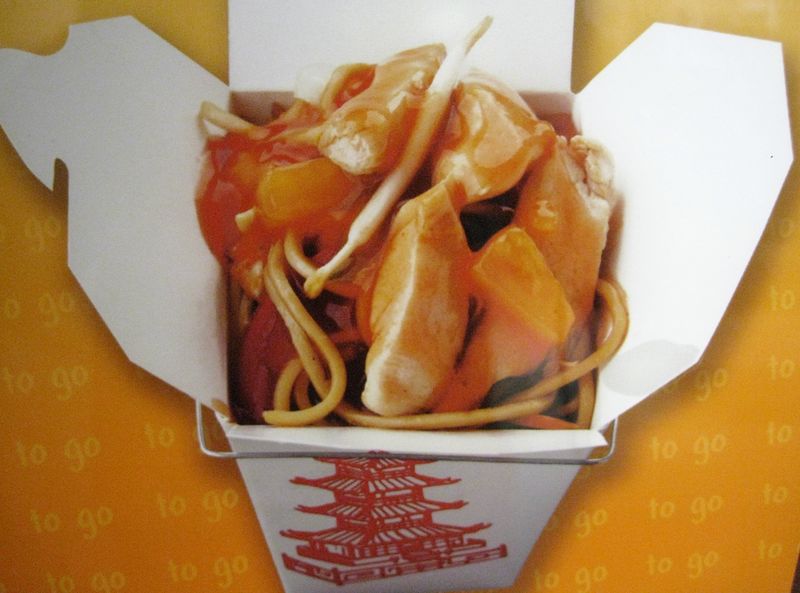 Nudeln Box mit Hühnerfleisch und Süß-Sauer-Sauce