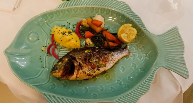 Dorade royale grillée, ses petits légumes et sa purée