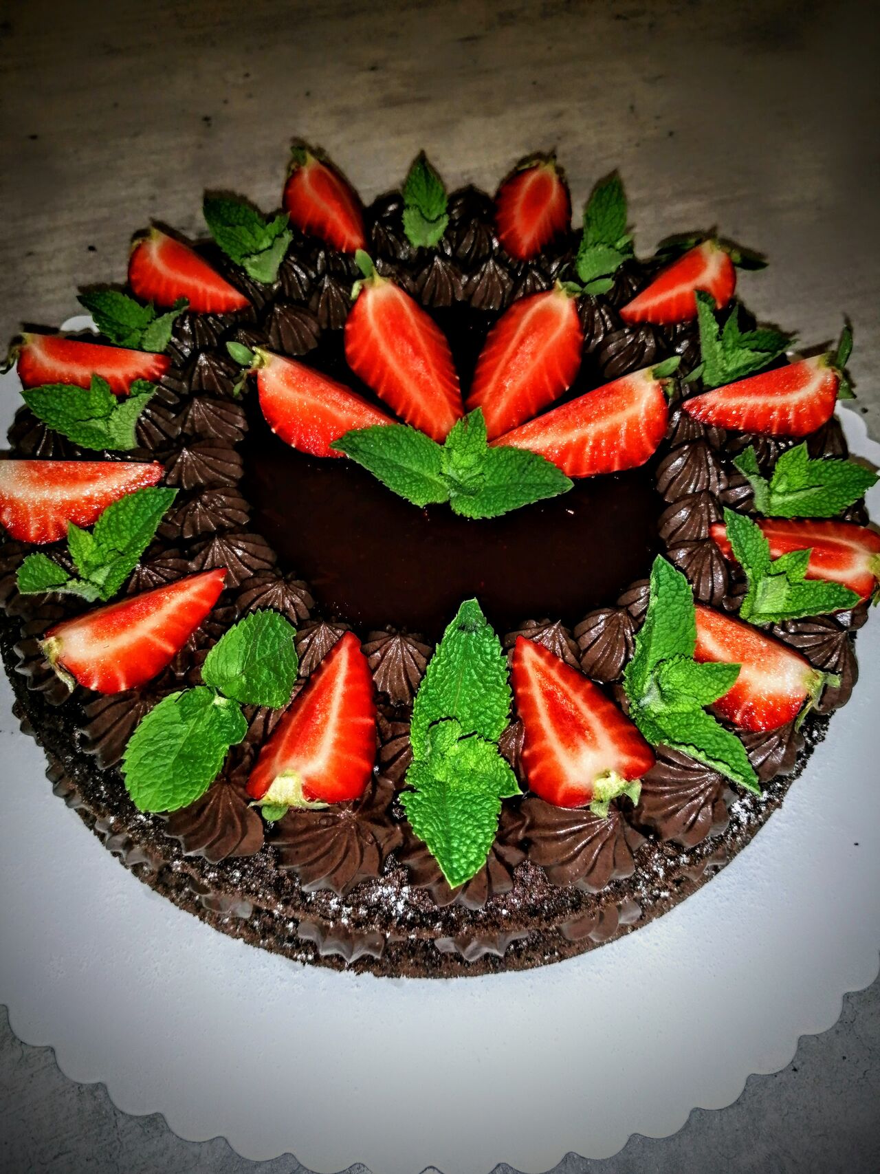 Čokoládový dort s višňovým prokladem