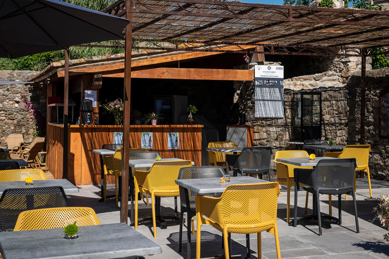 Une grande terrasse avec ses deux lounges