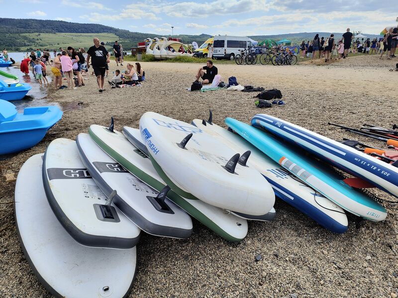Pujčujeme paddleboardy na jezeru Milada.