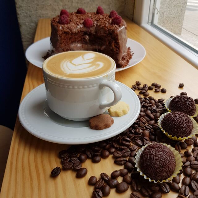 Bolo de brigadeiro e brigadeiros para o seu evento!