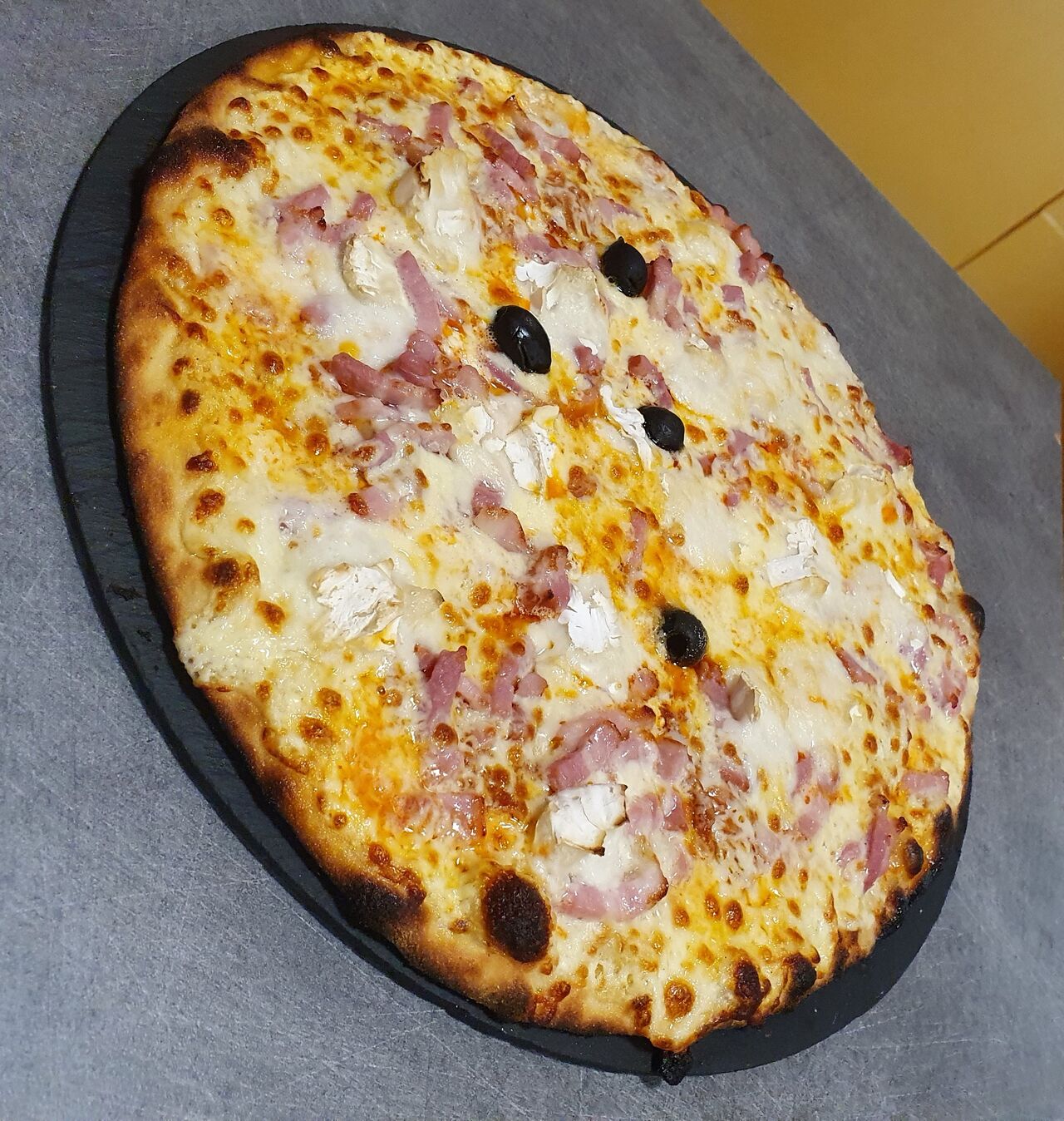 LA SPECIALE:
Base crème, chorizo, lardons, mozza, chèvre, olives, miel.