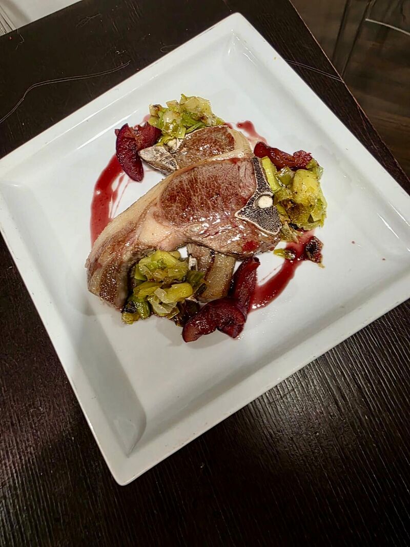 Costolette d'agnello con porri, prugne glassate al vino rosso 