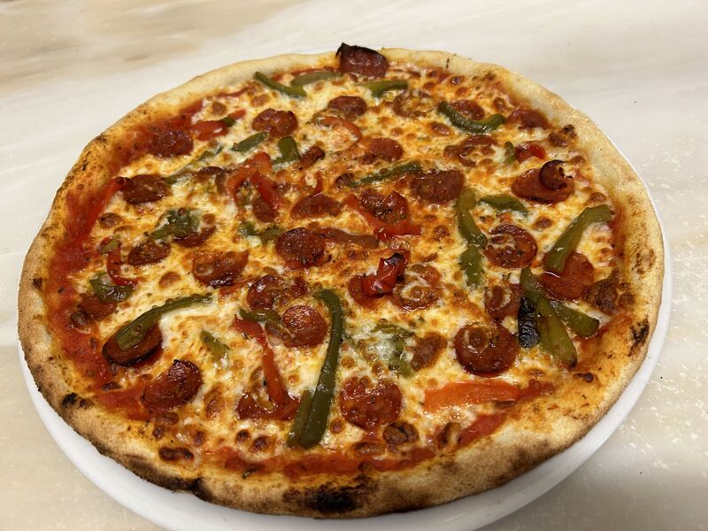 Sauce tomate, chorizo, poivrons, mozzarella, origan 13,90€