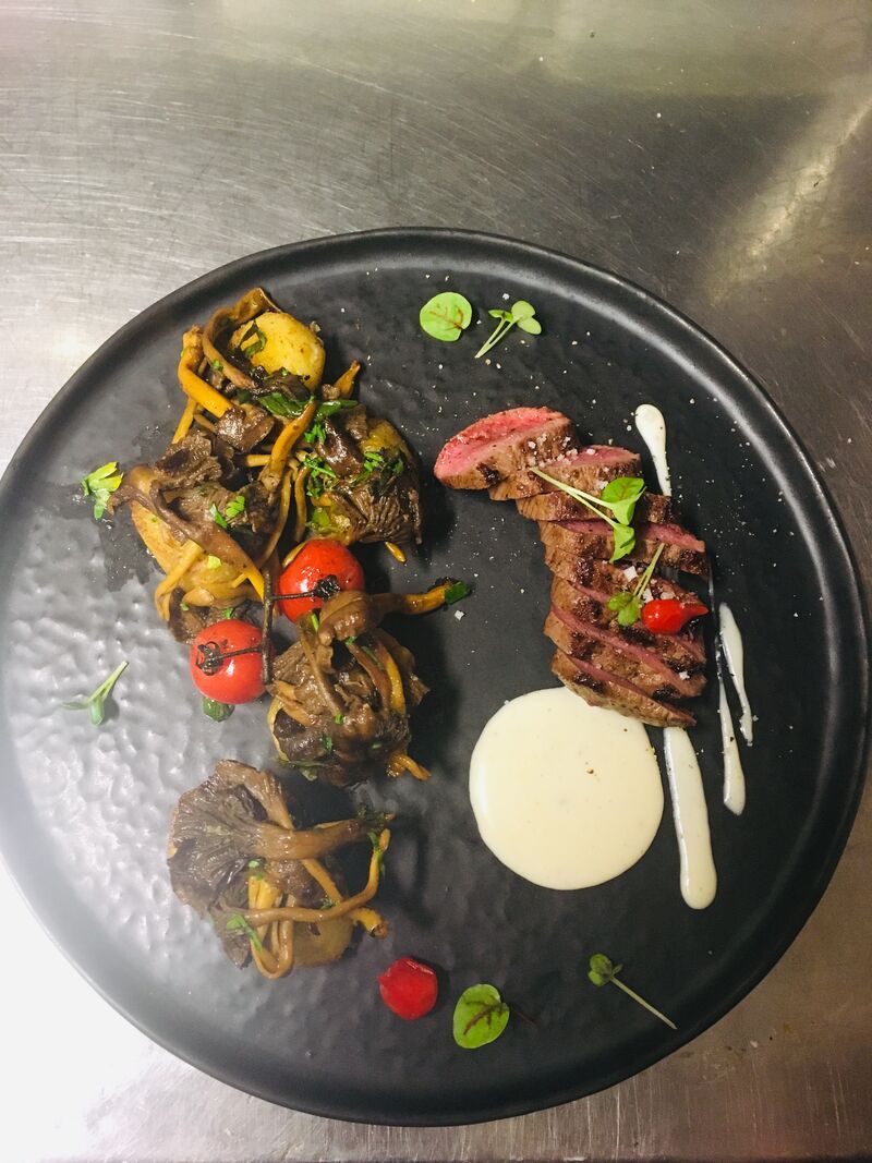 Filet d' Agneau, Chanterelles et crème de Parmesan.