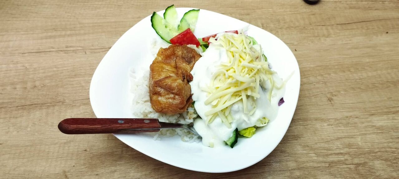 Grillezett csirkemell Jázminrizzsel, friss salátával, választható mártással