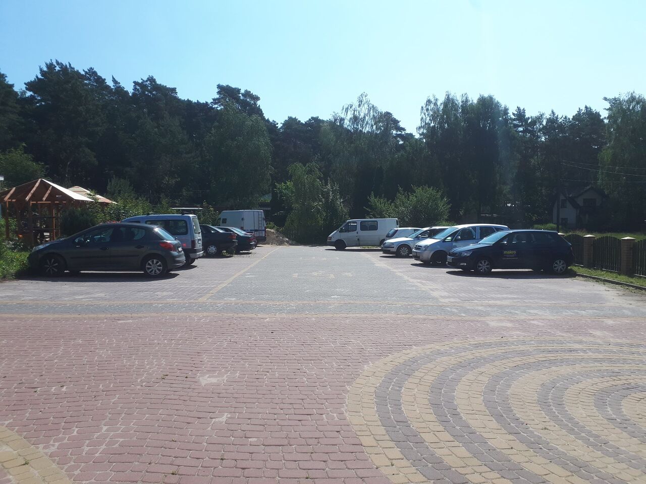 Dostępny parking dla naszych gości.