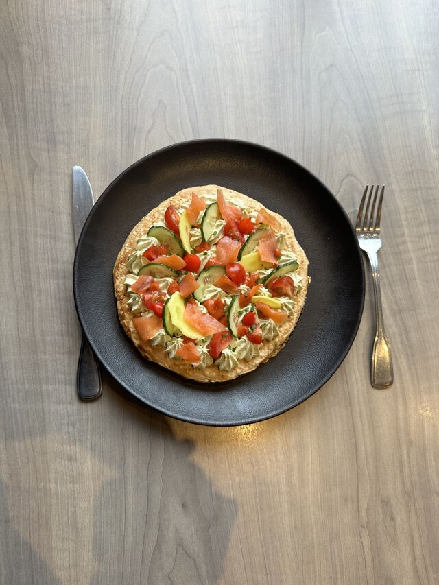 Tarte au saumon fumé, crudités, guacamole sur un pancake salé fait maison 