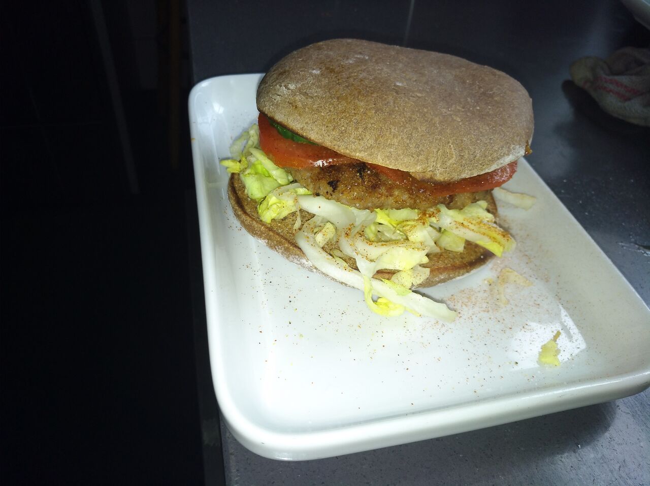 Er ist geboren: der Franken-Burger
selbst gebackene Brötchen aus 10% Emmer-Vollkornmehl und 90% Dinkel. Belegt mit Salat, selbst